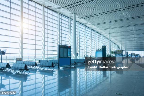 empty airport terminal waiting area - flughafenterminal stock-fotos und bilder