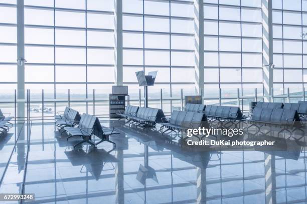 empty airport terminal waiting area - empty gate stock-fotos und bilder