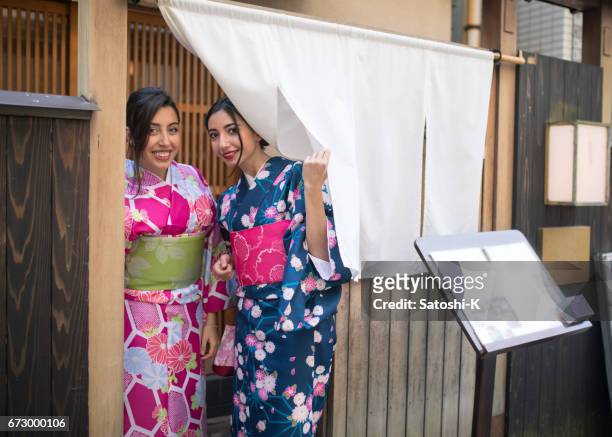 portret van de jonge italiaanse meisjes in kimono op japans restaurant na de lunch - global entry stockfoto's en -beelden