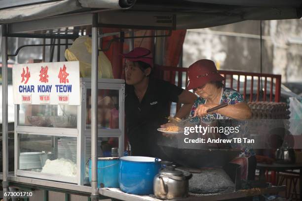 preparing fried (char) kuay teow - char kway teow stock pictures, royalty-free photos & images