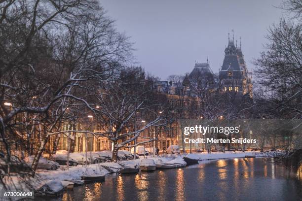 snow covered boats below rise of museumsquare - rijksmuseum 個照片及圖片檔