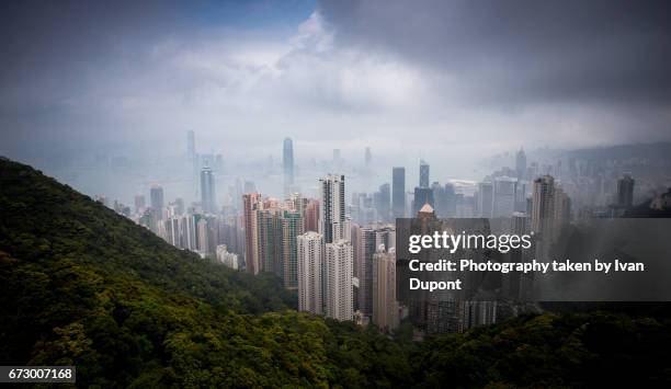 vue sur la baie de hong kong - ciel couvert stock pictures, royalty-free photos & images