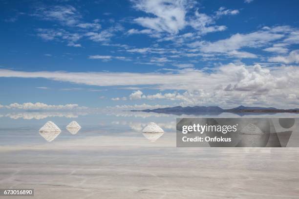 montones de sal en salar de uyuni, potosí, bolivia, de américa del sur - cloud sales fotografías e imágenes de stock