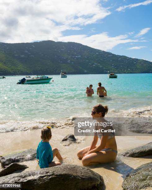 las madres y los niños en magens bay, st. thomas, usvi - magens bay fotografías e imágenes de stock