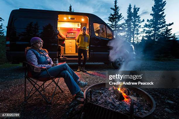 van camping, teklanika campground - camper van stock-fotos und bilder