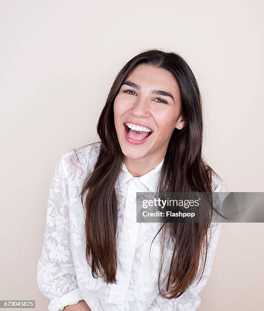 portrait of person laughing - kanten bloes stockfoto's en -beelden