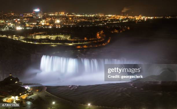 niagara - horseshoe falls iluminada por la noche - horseshoe falls niagara falls fotografías e imágenes de stock