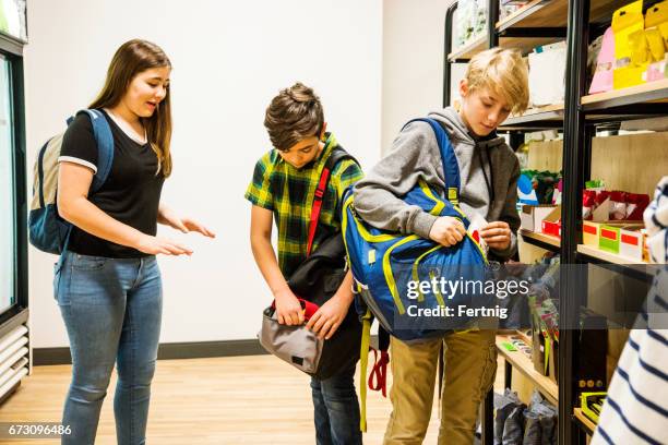 bambini che rubano caramelle in un supermercato - rob foto e immagini stock