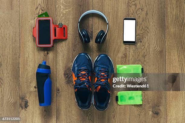 running shoes, headphones, drinking bottle, smartphone and bags - accessory stockfoto's en -beelden