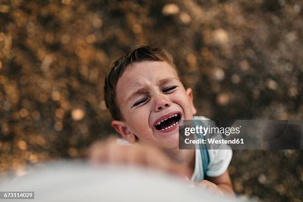 screaming little boy - child and unusual angle stockfoto's en -beelden