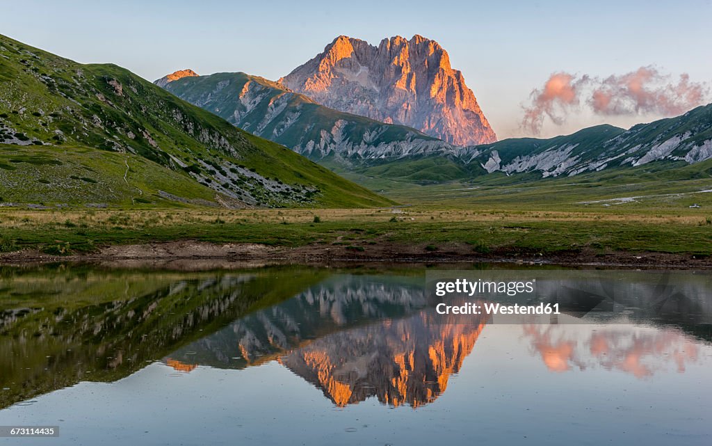 Italy, Abruzzo, Gran Sasso e Monti della Laga National Park, Mt Corno Grande and lake Pietranzoni at sunrise