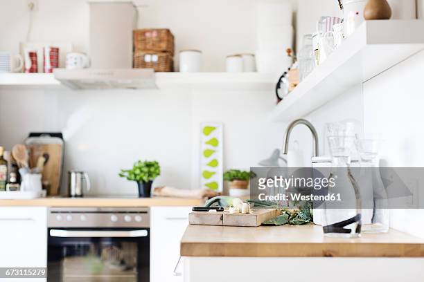 chopping board with leek on kitchen counter - focus on foreground food stock pictures, royalty-free photos & images