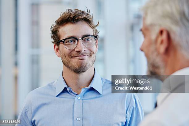 two businessmen talking together - trust photos et images de collection