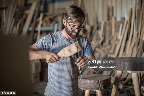 carpenter using a chisel - chisel fotografías e imágenes de stock