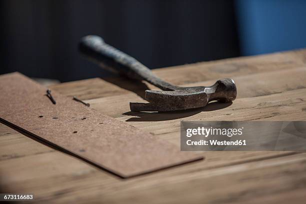 hammer on workbench - établi photos et images de collection