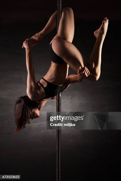 pole dance - stangentänzerin stock-fotos und bilder