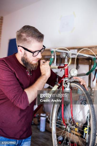 vaststelling van platte fiets band is niet een big deal voor mij - flat tyre stockfoto's en -beelden