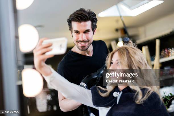 selfie avec le coiffeur - coiffeur photos et images de collection