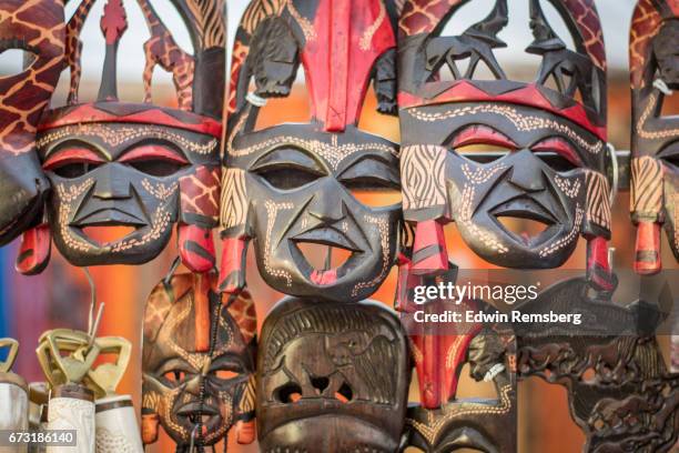 masks at market - south african culture photos et images de collection
