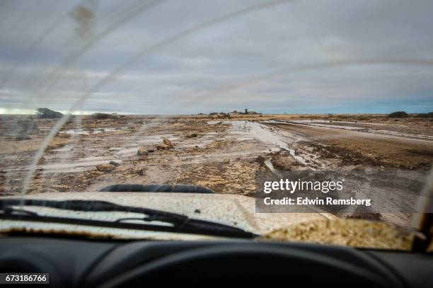 windshield view and skeleton coast - windschutzscheibe innen stock-fotos und bilder