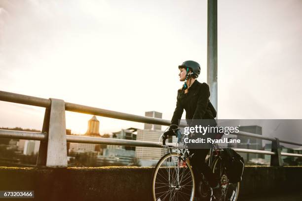 fahrrad pendler in portland, oregon - cycling helmet stock-fotos und bilder