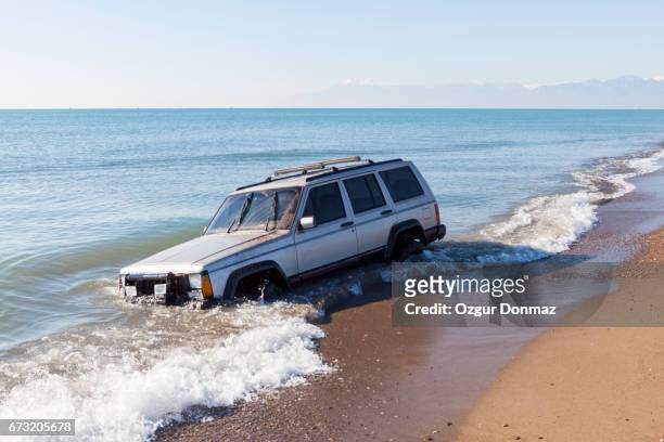 4x4 vehicle stuck on the beach - wedged stock pictures, royalty-free photos & images