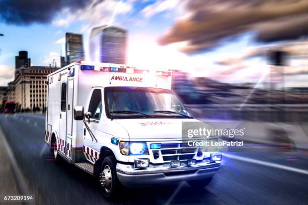 ausnahmezustand in der innenstadt von london - krankenwagen stock-fotos und bilder