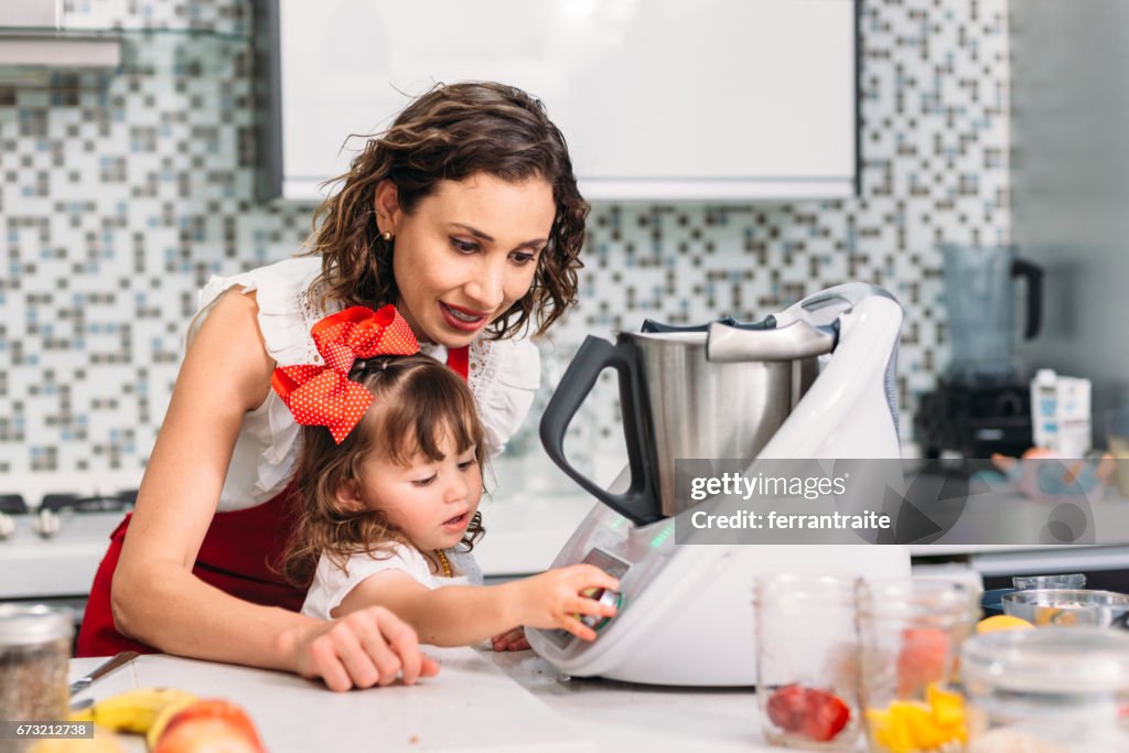 Mutter und Tochter kochen zusammen