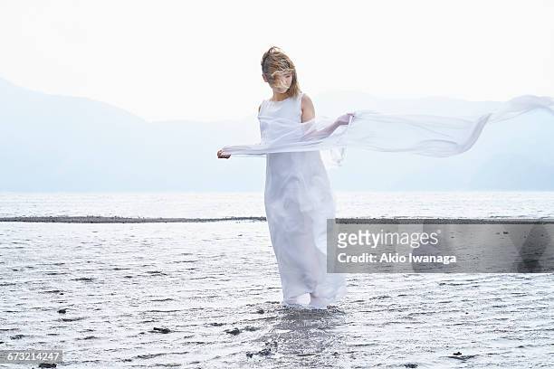 japanese woman standing in lake - akio iwanaga 個照片及圖片檔