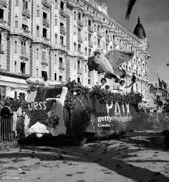 Le char de l'URSS, représentant la colombe de la paix, défile lors du Festival de Cannes, le 02 avril 1954. A Soviet tank representing the peace dove...