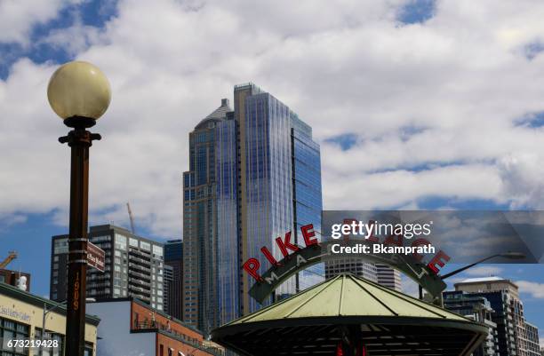 pike place market in seattle washington - pike place market sign stockfoto's en -beelden