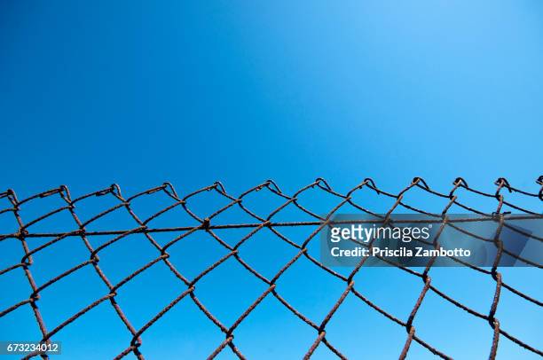 wire fence - chain fence stock-fotos und bilder
