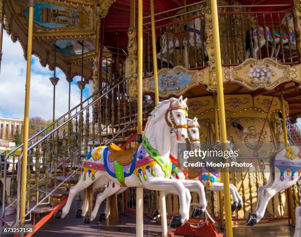 carousel in paris - carousel foto e immagini stock