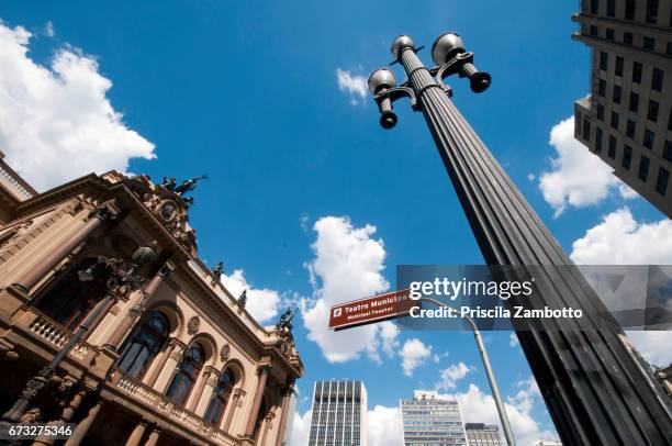 light pole and place sign in front of the municipal theater of são paulo - teatro - fotografias e filmes do acervo