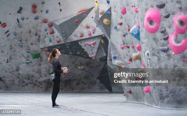 young woman looking up at a climbing wall - desafio - fotografias e filmes do acervo