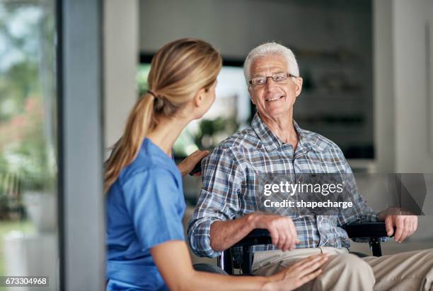 soignants font une différence tous les jours - maladie neurodégénérative photos et images de collection