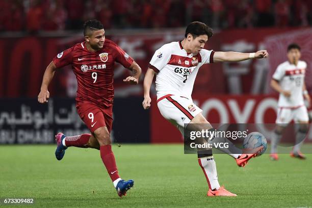 Elkeson of Shanghai SIPG and Hwang Hyun-soo of FC Seoul vie for the ball during 2017 AFC Champions League group match between Shanghai SIPG F.C. And...