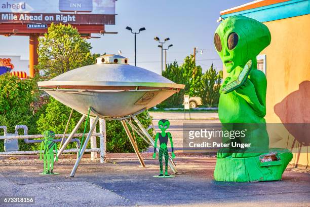 the town of roswell, famous for location of controversial ufo crash in 1947, new mexico, usa - roswell stock-fotos und bilder