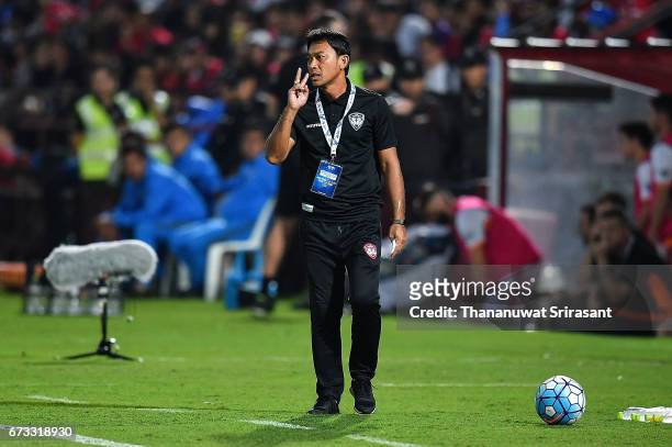 Totchtawan Sripan head coach of Muangthong United looks on during the AFC Asian Champions League Group Stage match between Muangthong United and the...