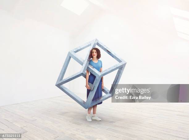 woman interacting with an impossible cube. - thinking outside the box expressão inglesa imagens e fotografias de stock