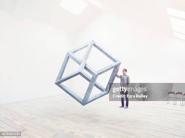 designer being inspired by an impossible cube. - thinking outside the box expressão inglesa imagens e fotografias de stock