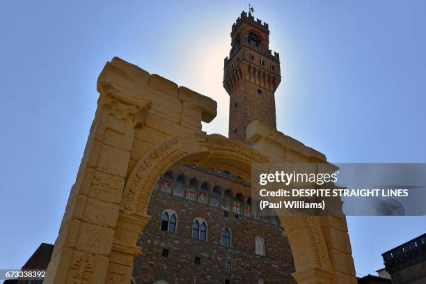 arch of triumph monument in florence (firenze), italy - piazza della signoria stockfoto's en -beelden