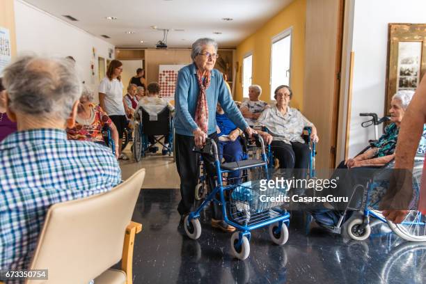 kaffeepause für senioren in das seniorenheim - rentnersiedlung stock-fotos und bilder