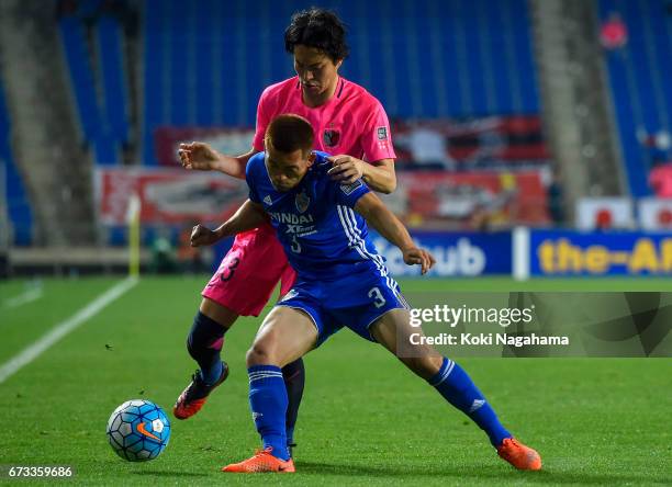 Lee Kije of Ulsan Hyundai FC defends the ball against Mu Kanazaki of Kashima Antlers during the AFC Champions League Group E match between Ulsan...