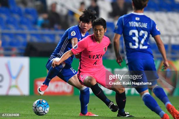 Ryota Nagaki of Kashima Antlers competes for the ball under pressure of Ulsan Hyundai FC during the AFC Champions League Group E match between Ulsan...