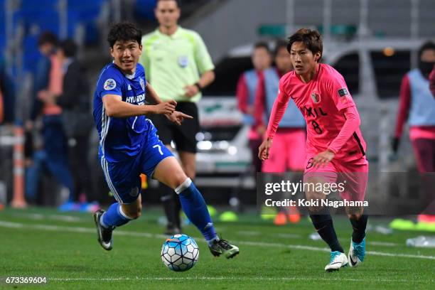 Kim Insung of Ulsan Hyundai FC and Shoma Doi of Kashima Antlers runs for thr ball during the AFC Champions League Group E match between Ulsan Hyundai...
