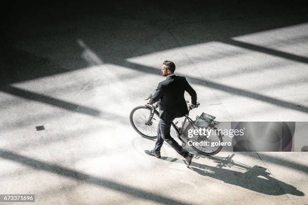 vista aérea de empresario elegante va con bicicleta en la ciudad de - bicicleta fotografías e imágenes de stock