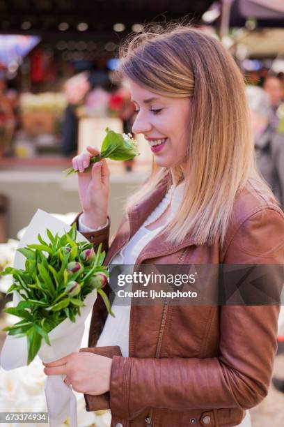 waarderen de schoonheid van de natuur - lily of the valley stockfoto's en -beelden