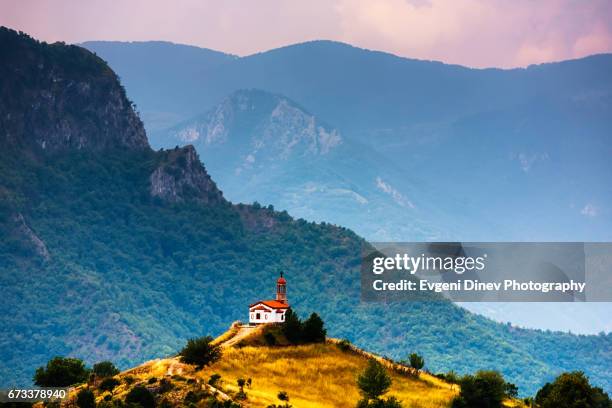 lost temple - bulgaria fotografías e imágenes de stock