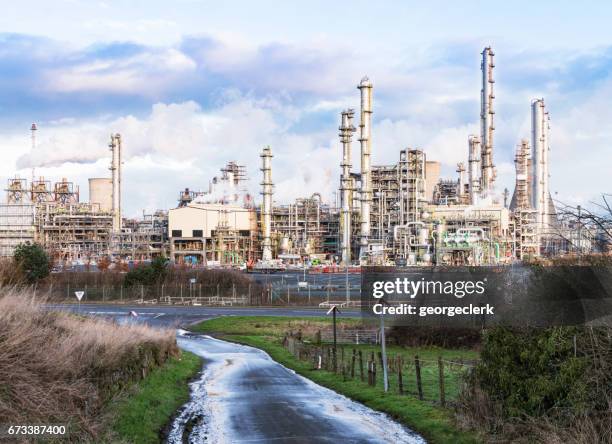 petrochemical plant in context - grangemouth stockfoto's en -beelden